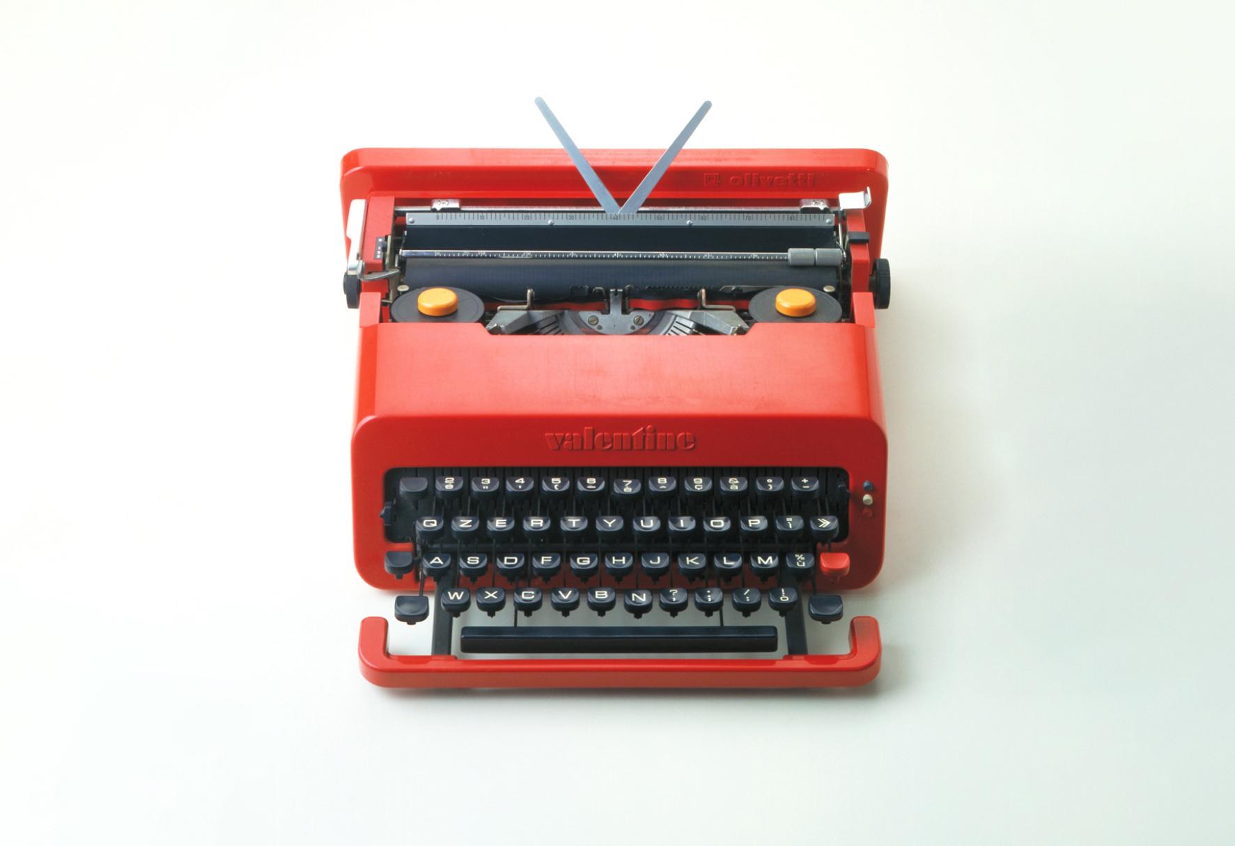 Ettore Sottsass jr., Perry A. King, Valentine, 1969, Olivetti, Foto di Amendolagine Barracchia © Triennale Milano