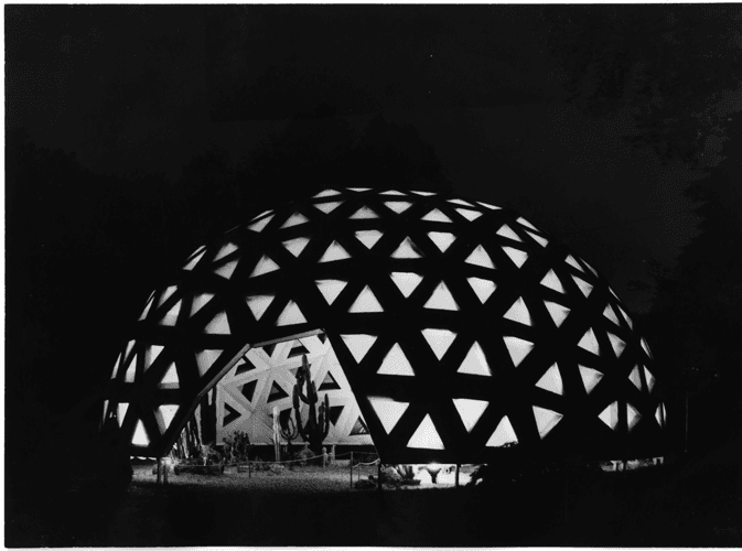 Veduta notturna dell’abitazione a cupola geodetica di Füller, progetto dell’allestimento dell’architetto Roberto Mango, realizzata nel parco Sempione per la decima Triennale