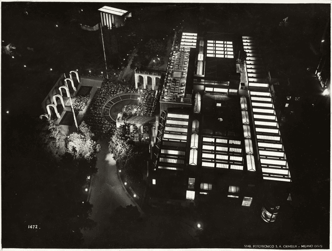 Veduta notturna del Palazzo dell'Arte ripreso dalla Torre Lsittoria