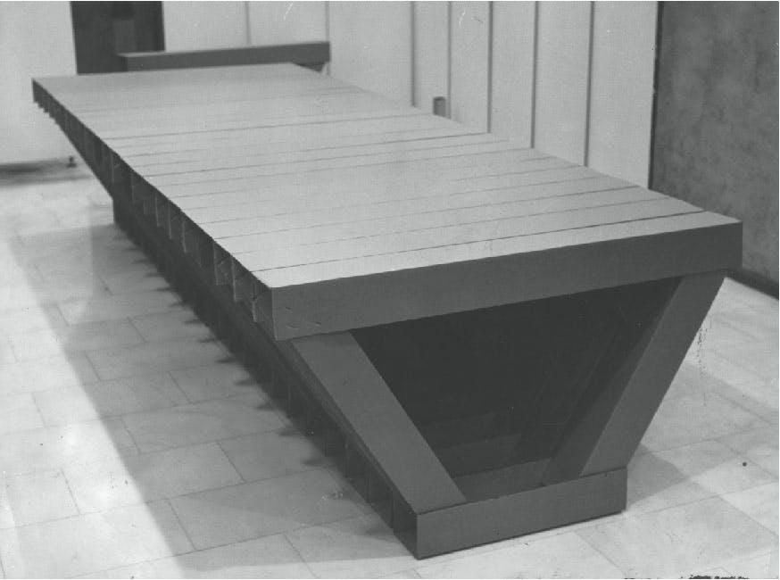  Allestimento a moduli trapezoidali di cartone, 1965
