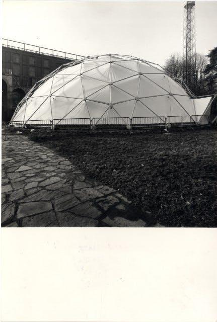 The geodesic dome in the Triennale Milano garden, where the exhibition Dov’è l’artigiano went on show during the third series of exhibitions of the XVI Triennale, 1981, photo by Matteo Piazza © Triennale Milano – Archivi 