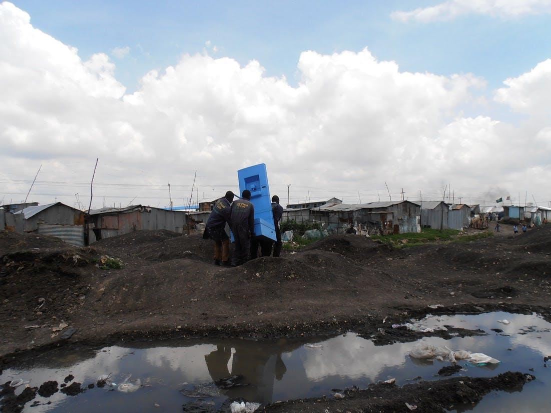 EOOS/Eawag, Blue Diversion Toilet, Test sul campo, Nairobi, 2014. Credits EOOS/Eawag